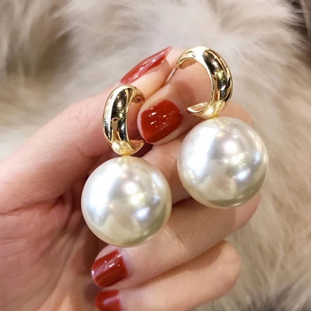 Trendy Big Pearl Gold Tone Earrings - Picture 3 of 4